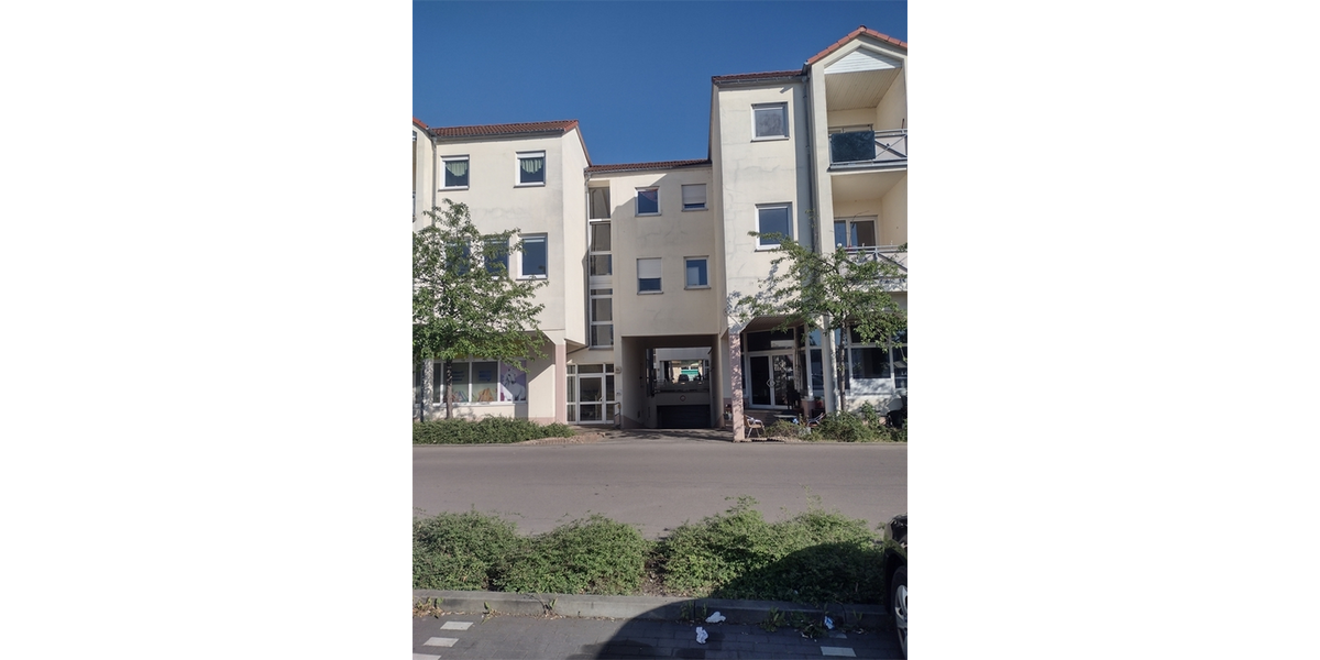 Coswig: Bad mit Wanne und Dusche und offene Küche mit EBK - Etagenwohnung Coswig Coswig | Angebot:27312827